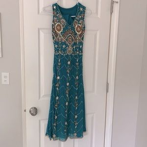 Indian salwar in teal size 0 to 2 can be altered